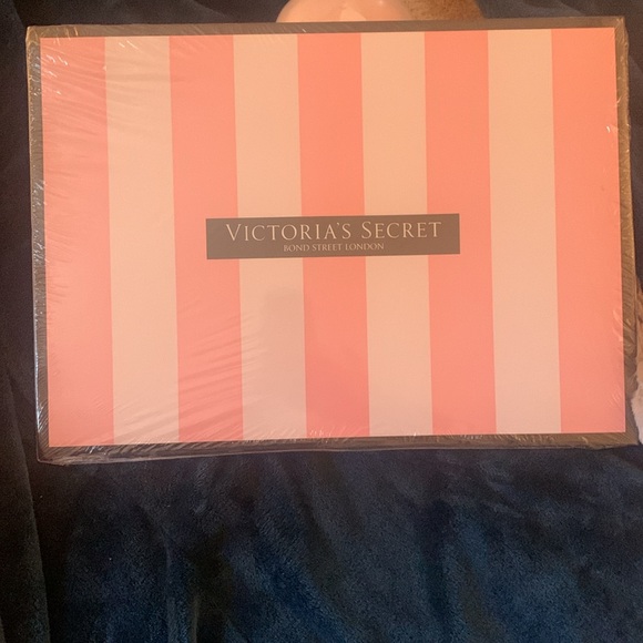 Victoria Secret gift box - Picture 2 of 3